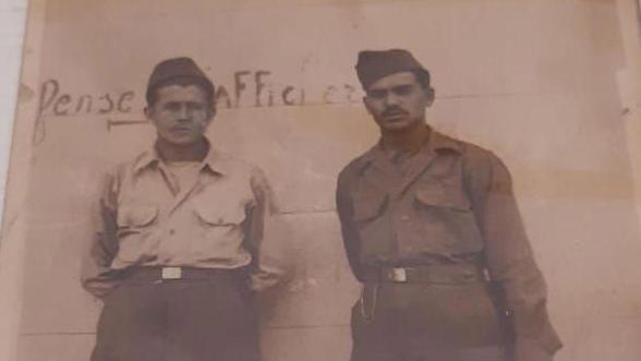 Waldemar Cerezoli, à esquerda, posa para foto com companheiro da FEB em uma rua francesa. Ambos usam fardas brasileiras. Maio/junho de 1945. © ACERVO FAMÍLIA CEREZOLI